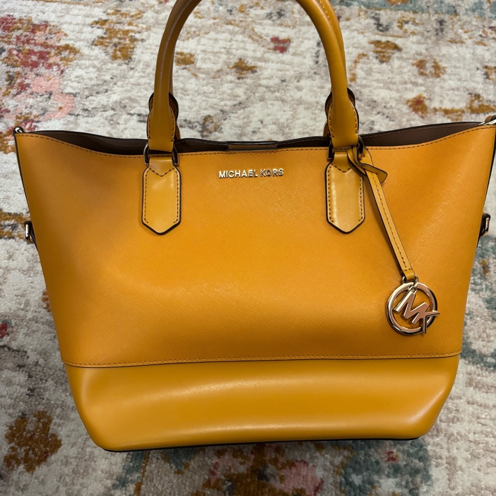 MICHAEL Michael Kors Trista Large Grab Bag Leather in color “Marigold”
